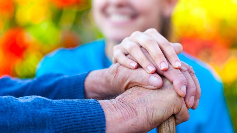 La solitudine e la depressione tra gli anziani è un problema sempre maggiore nella società